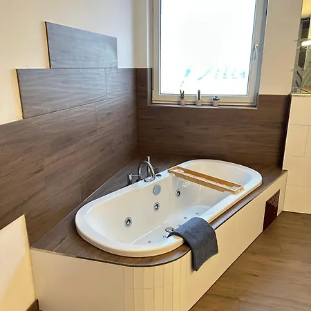 D2 Luxus-penthouse Mit Dachterrasse - Bis 9 Personen - A81 - Stuttgart - Messe - Daimler - Ab 5 Naechte - Business Center Und Konferenzraum Separat Buchbar *